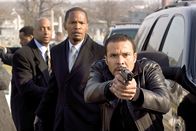 Gesetz der Rache – L-R: Nick's Security Detail (Brian Distance), Nick Rice (Jamie Foxx), Detective Garza (Michael Irby)
