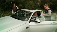 Speed Cops - Poser und Raser im Visier – Die Polizeibeamten überprüfen die Gültigkeit des Führerscheins