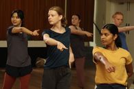 First Day - Ich bin Hannah – In der Tanzstunde üben Olivia (Elena Liu, v. l.), Hannah (Evie MacDonald, v. M.) und Natalie (Nandini Rajagopal, v. r.) eine Choreographie für den bevorstehenden Schulball ein.