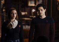 Legacies – Hope Mikaelson (Danielle Rose Russell, l.); Landon Kirby (Aria Shahghasemi, r.)