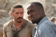 Undisputed 3: Redemption – Während der Arbeit im Steinbruch freunden sich beiden Kontrahenten Boyka (Scott Adkins, l.) und Turbo (Mykel Shannon Jenkins, r.) an. Boyka entwickelt einen Plan, wie Turbo der Niederlage gegen den Kolumbianer entgeht, damit er nicht wie die anderen Verlierer erschossen wird ...