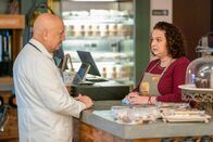 New Amsterdam – Dr. Vijay Kapoor (Anupam Kher) und Ella (Dierdre Friel) Die Verwendung des sendungsbezogenen Materials ist nur mit dem Hinweis und Verlinkung auf TVNOW gestattet.