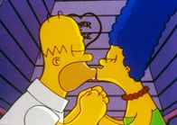 Die Simpsons – "Die Simpsons", "Die Gefahr, erwischt zu werden." Homer und Marge entdecken, dass ihr Liebesleben neuen Auftrieb erhält, wenn sie fürchten, dabei erwischt zu werden. Ein gemeinsames Abenteuer auf dem Minigolfplatz bringt die beiden in eine unmögliche Situation.