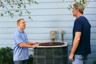 The Middle – Mike (Neil Flynn, r.) ruft einen Fachmann für Klimaanlagenreparaturen und der entpuppt sich ausgerechnet als Darrin (John Gammon, l.). Das lässt bei Sue alte Gefühle hochkommen ...