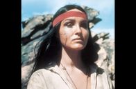 Mackenna's Gold – Hesh-Ke (Julie Newmar) war einst mit Marshal Sam Mackenna liiert, bis dieser ihren Bruder verhaften ließ.
