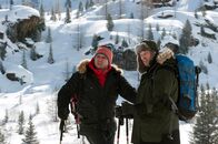 Der Bergdoktor – Martin (Hans Sigl, l.) und Andreas (Martin Gruber, r.) haben eine kräftezehrende Tour zu bewältigen, um dem Virus auf die Spur zu kommen.