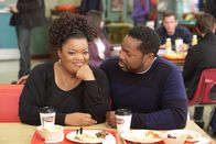 Community – Die Lerngruppe schmeißt eine Baby-Party für Shirley (Yvette Nicole Brown, l.), Andre (Malcolm-Jamal Warner , r.) und Chang ...