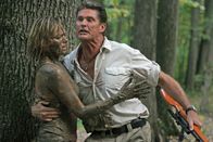 Anaconda - Offspring – Der skrupellose Söldner Hammet fängt gefährliche Anakondas ein, die für Tests missbraucht und ausgehungert werden. Eines Tages gelingt es den Anakondas, zu entkommen. Nun müssen Hammett (David Hasselhoff, r.) und Amanda (Crystal Allen, l.) die Schlangeneinfangen und töten ...