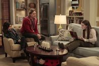 Last Man Standing – Als Kristin (Alexandra Krosney, l.) und Eve (Kaitlyn Dever, r.) Nachforschungen im Internet zu Kyles (Christoph Sanders, M.) Familienstammbaum machen, finden sie heraus, dass er baskische Vorfahren hat. Genau wie sein Chef Ed ...