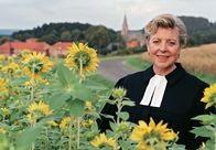 Dem Himmel sei Dank – Carla Bergmann (Marie-Luise Marjan) hat viele Jahre im Ausland verbracht und übernimmt nun eine kleine Gemeinde im Sauerland.
