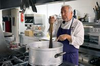 Küchen der Welt – Küchenchef Frédéric Lacave bereitet eine Gardianne de taureau zu.