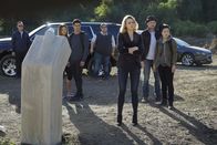 Scorpion – Ein neuer Fall sorgt für einige Schwierigkeiten: (v.l.n.r.) Cabe (Robert Patrick), Paige (Katharine McPhee), Walter (Elyes Gabel), Sylvester (Ari Stidham), Amy (Shantal VanSanten), Toby (Eddie Kaye Thomas) und Happy (Jadyn Wong) ...