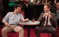 How I Met Your Mother – Männerabend: Ted (Josh Radnor, l.) und Barney (Neil Patrick Harris, r.) ...
