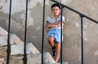 Leid und Herrlichkeit – Schon während seiner Kindheit wurde deutlich, dass Salvador (Asier Flores) Talent hat. Er konnte nicht nur wunderbar singen, sondern schon im jungen Alter so gut lesen und schreiben, dass er es anderen beibringen konnte.