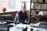 Suits – Louis (Rick Hoffmann) versucht, illegale Transaktionen für Forstman zu vertuschen. Kann er die Spuren seines Gesetzesbruchs verwischen?
