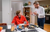 Sturm der Liebe – Gerry (Johannes Huth, l.) holt sich bei Erik (Sven Wasner, r.) Rat bezüglich Shirin.