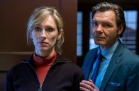 Der Usedom-Krimi – Eine weitere Seifenblase geplatzt: Ellen (Rikke Lyllosss) und Dr. Brunner (Max Hopp)