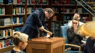 Tatort – Dr. Karl-Friedrich Boerne (Jan Josef Liefers) hält vor zahlreiche Juristen ein Seminar über Versicherungsbetrug, in dem er die absurden Fälle und skrupellosen Methoden, die Menschen zur Bereicherung anwenden, drastisch veranschaulicht – eine schockierende Demonstration.