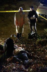 Navy CIS – Ein Mitarbeiter eines Call-Centers behauptet, am Telefon den Mord an einem Petty Officer mit angehört zu haben. Die Ermittlungen zeigen, dass der PO verschwunden ist, aber war es Mord? Gibbs (Mark Harmon, r.), Ducky (David McCallum, l.) und Cheney (John Doman, M.) ermitteln in diesem Fall ...