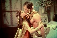 Zehn Gebote – Moses (Charlton Heston) und Nefretiri (Anne Baxter).