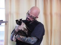 Der Katzenflüsterer – Jackson Galaxy holds Precious the cat.