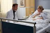 In aller Freundschaft – Dr. Martin Stein (Bernhard Bettermann) versichert Inge Albers (Ursula-Rosamaria Gottert), dass sie keinen Herzinfarkt hatte. Nun muss er weitere Untersuchungen vornehmen, um die Ursache für Inges Zusammenbruch zu finden.
