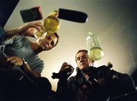 Layer Cake – Gene (Colm Meaney, r.) arbeitet mit ganz anderen Mitteln als sein Kollege (Daniel Craig, l.), denn das Drogengeschäft ist schließlich kein Spaziergang.
