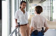 Deadly Tropics – Mélissa Sainte-Rose (Sonia Rolland, l.) und Gaëlle Crivelli (Beatrice de la Boulaye, r.) ermitteln zusammen in einem Mordfall. Ein Mann wurde tot aufgefunden. Mélissa und Gaëlle decken nach und nach die Geheimnisse des Toten auf. Ein Familiendrama beginnt.