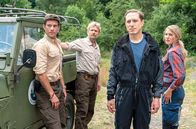Der Ranger - Paradies Heimat – Nicht nur Rike (Eva Maria Grein von Friedl), auch Jonas (Philipp Danne) und Christoph (Jörg Witte) sind froh, dass Daniel (Timo Jacobs) nichts passiert ist.