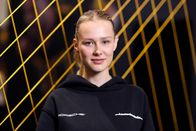 Car Maniac – Rennfahrerin Laura-Marie Geissler auf der Internationalen Leitmesse für Fitness, Wellness und Gesundheit, sowie Bodybuilding, Kraftsport und Kampfsport FIBO 2022 in der Koelnmesse. Köln, 07.04.2022 NRW Deutschland