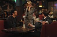 How I Met Your Mother – Barney (Neil Patrick Harris, r.) versucht, Ted (Josh Radnor, l.) klarzumachen, dass er endlich von Tiffanys (Carrie Underwood, M.) Haken muss - bis er sie selbst gesehen hat ...