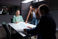 Die Rosenheim-Cops – Die Ehefrau des Opfers, Dr. Almuth Fehrenbacher (Ines Honsel, l.), wird von den Kommissaren Kaya (Baran Hêvî, M.) und Hansen (Igor Jefti?, r.) zu gefälschten IQ-Tests befragt.