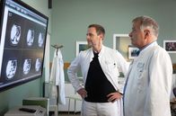 In aller Freundschaft – Dr. Kai Hoffmanns (Julian Weigend, li.) Bruder Mirko hatte erneut einen starken Krampfanfall. Gemeinsam mit Dr. Roland Heilmann (Thomas Rühmann, re.) sucht er die Ursache.