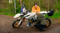 Rote Rosen – Jördis (Diana Staehly) hat eine Panne und repariert das Motorrad selbst. Leyla ist beeindruckt (Alinda Yamaci).; ARD ROTE ROSEN FOLGE 4047 Uhr im ERSTEN. Jördis (Diana Staehly) hat eine Panne und repariert das Motorrad selbst. Leyla ist beeindruckt (Alinda Yamaci).