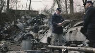 Mayday - Alarm im Cockpit – REENACTMENT - The Lead NTSB Investigator (played by Brendan Wall) reviews crucial documents at the crash site of Execuflight 1526. (Cineflix 2020/James Griffith)