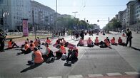 Klima retten - Wachstum oder Verzicht? – Blockade der "Letzten Generation" am Frankfurter Tor in Berlin am 23. Juni 2022