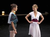 In aller Freundschaft – Die Freundinnen Paula Wichert (Anna Julia Kapfelsperger, li.) und Mira Rehbogen (Lea Ruckpaul, re.) stehen vor einem sehr wichtiges Vortanzen für "Schwanensee". Das erste Mal wird den leidenschaftlichen Ballerinen die Konkurrenz untereinander bewusst.