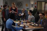 The Big Bang Theory – Nach und nach übernimmt Ramona (Riki Lindhome, 3.v.l.) die Führung über Sheldons (Jim Parsons, 2.v.r.) Leben. Sie bestimmt, mit wem er sich trifft und was er unternimmt - nur beim wissenschaftlichen Arbeiten ist er frei. Leonard (Johnny Galecki, r.), Wolowitz (Simon Helberg, l.) und Raj (Kunal Nayyar, 2.v.l.) sind entsetzt ...