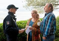 Reiff für die Insel – Der Inselpolizist Fiete (Andreas Schmidt, li.) stellt Katharina (Tanja Wedhorn) und Thies (Jan-Gregor Kremp) unangenehme Post von einer Versicherung zu.