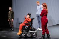 einfach Mensch – Kübra Sekin (M.) ist Schauspielerin, Moderatorin, "Inkluencerin" und engagiert sich für die "Aktion Mensch".