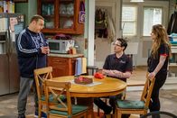 Kevin Can Wait – (v.li.) Kevin James (Kevin Gable), Ryan Cartwright (Chale Witt), Taylor Spreitler (Kendra Gable).
