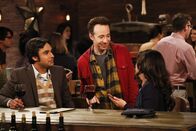 The Big Bang Theory – Haben Raj (Kunal Nayyar, l.) oder Stuart (Kevin Sussman, M.) überhaupt eine Chance bei der hübschen Ruchi (Swati Kapila, r.)?
