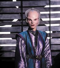 Babylon 5 – Delenn (Mira Furlan) ist Mitglied des Grauen Rates, der Regierung der Minbari. Gleichzeitig ist sie ihre Botschafterin auf Babylon 5.