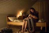 Cry Wolf – Nach einem Absturz auf einer Party kommt es zu einem unverhofften Wiedersehen zwischen Tochter (Flora Ofelia Hofmann Lindahl, li.) und Mutter (Christine Albeck Børge, re.).
