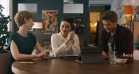 neoriginal: Deadlines – Eine Weddingplannerin (Lena Lademann, M.) gibt Lena (Sarah Bauerett, l.) und Marek (Markus "Maeckes" Winter, r.) Tipps, wie sie ihre Hochzeit nachhaltig feiern können.