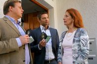 Die Rosenheim-Cops – Hansen (Igor Jeftic, m.) und Hartl (Michael A. Grimm, l.) erhoffen sich von Dr. Sorbeck (Annette Kreft, r.) neue Erkenntnisse.