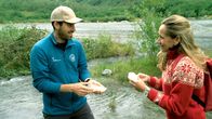 Wunderschön! – Nationalparksgeologe Pål (l) zeigt Tamina Kallert Eis aus der Wikingerzeit.