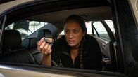 Helen Dorn – Maria Melin (Lo Rivera) findet im Auto einen USB-Stick.