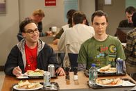 The Big Bang Theory – Als Sheldon (Jim Parsons, r.) das gereinigte Kissen nicht akzeptiert, versucht Leonard (Johnny Galecki, l.) ihn mit einer anderen Geschichte abzulenken. Vergeblich ...
