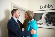 Die Bergretter – Landesrat Reitlechner (Robert Schupp, l.) hat ein Verhältnis mit der Archäologin Julia (Hanna Lütje, r.). Gemeinsam müssen sie trotz Wahlkampf ein Problem lösen. in Verbindung mit der Sendung bei Nennung ZDF/Thomas R. Schumann